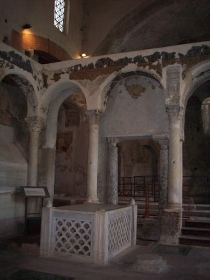 놀라의 성 펠릭스의 무덤_photo by Bontenbal_in the Basilica of Early Christian in Cimitile of Napoli_Itlay.jpg